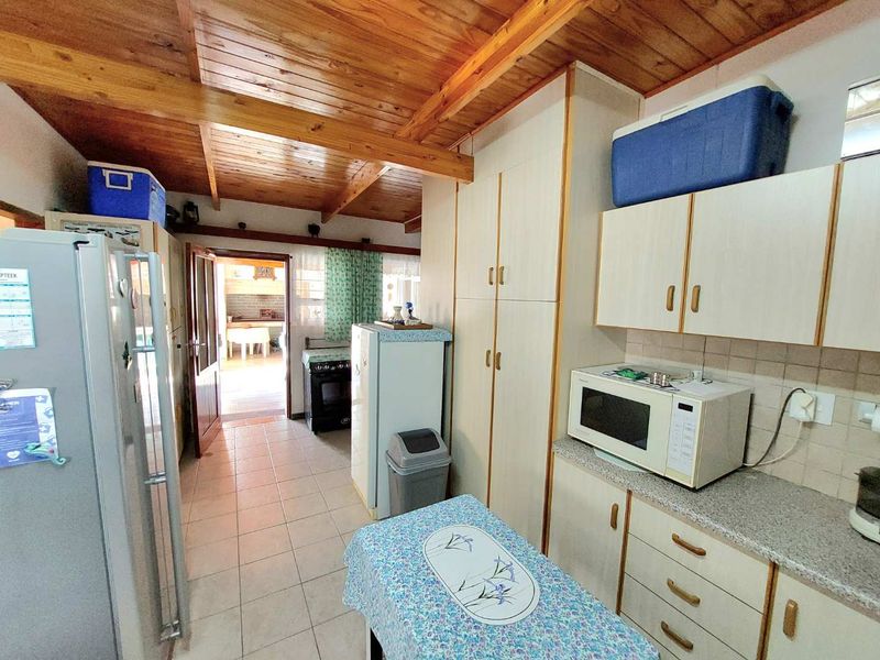 Spacious 3 Bedroom Home with Additional Flat - Photo 7