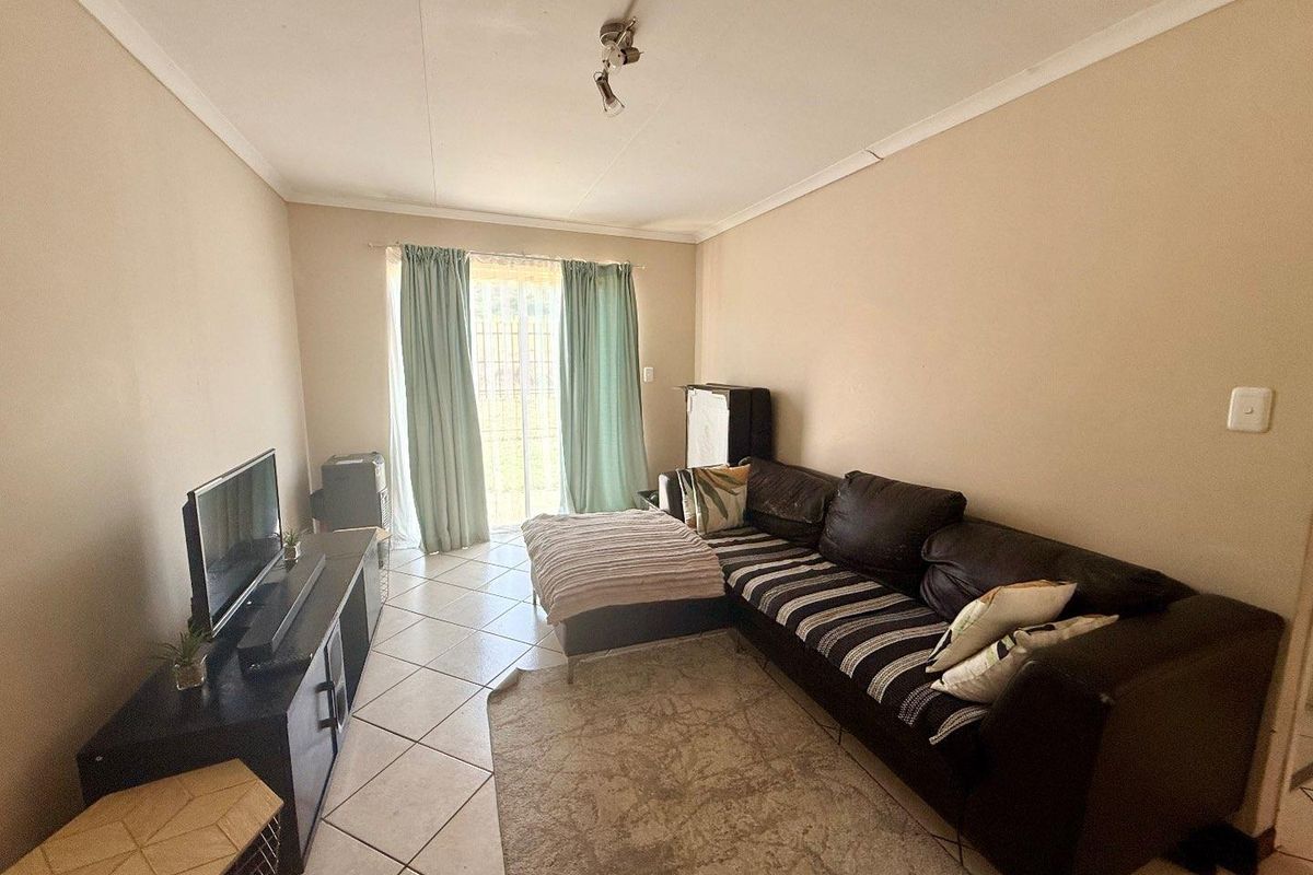 2 Bedroom Townhouse for sale - Photo 4