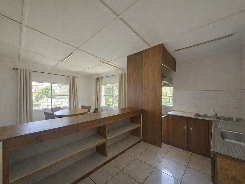 Three-Bedroom Corner Property Near Town - Photo 4