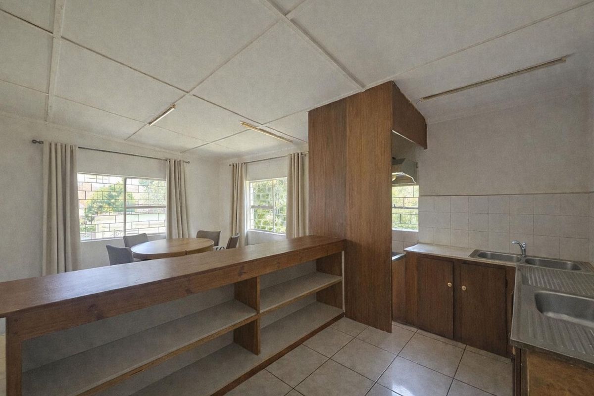 Three-Bedroom Corner Property Near Town - Photo 4