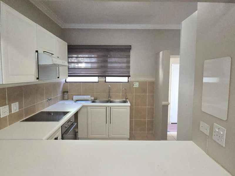 Stylish 2-Bedroom Apartment with Private Garden & Pet Friendly - Photo 3
