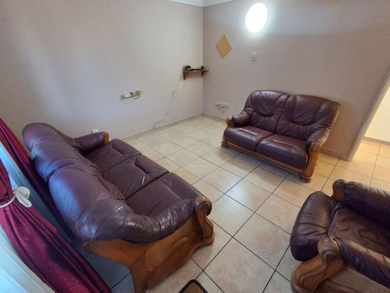 1 bedroom with lots of cupboard space - Photo 4