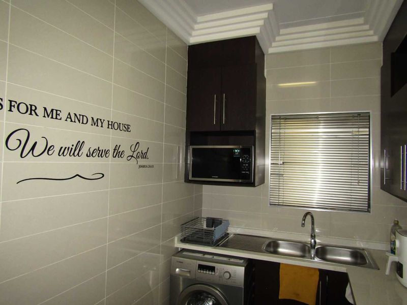 Modern Lifestyle Living - Photo 3