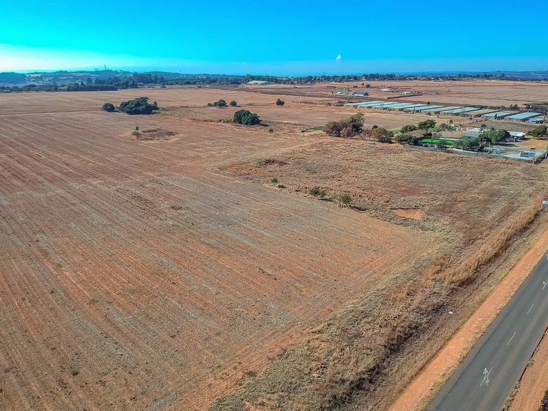 Very Large vacant stand on Garsfontein Road, close to The Hills Estate - Photo 8