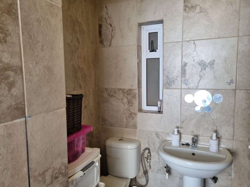 Stylish first floor Apartment in the heart of Amalinda - Photo 8