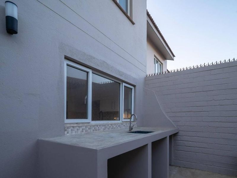 Very spacious 3-bedroom townhouse with 2-bedroom flat - Photo 9