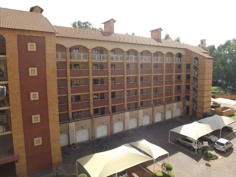 **Charming 2 Bedroom Apartment in a Popular Area** - Photo 2