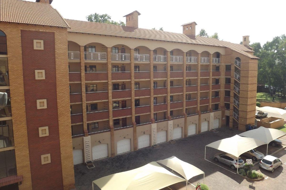 **Charming 2 Bedroom Apartment in a Popular Area** - Photo 2