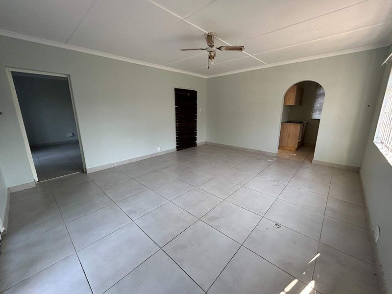 Charming 1-Bedroom Cottage with Private Garden! - Photo 3