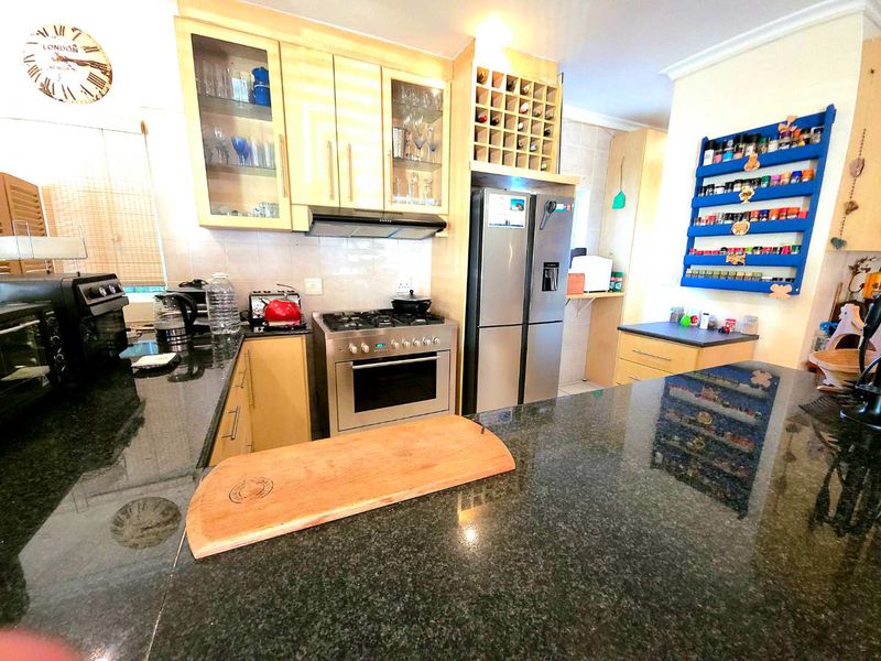 Stylish Family Living in the Heart of Parklands. - Photo 8