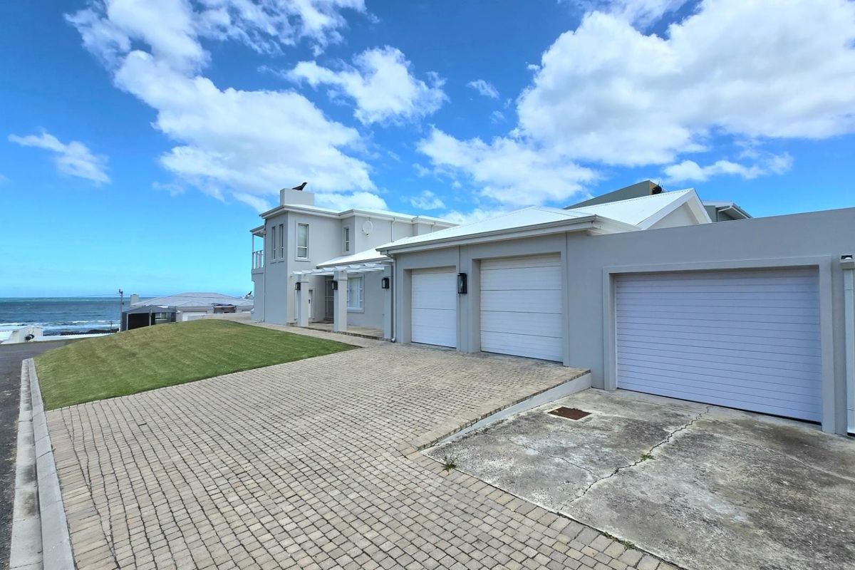 Stunning 6-Bedroom Home Including Flatlet and Spectacular Sea Views in Franskraal - Photo 2