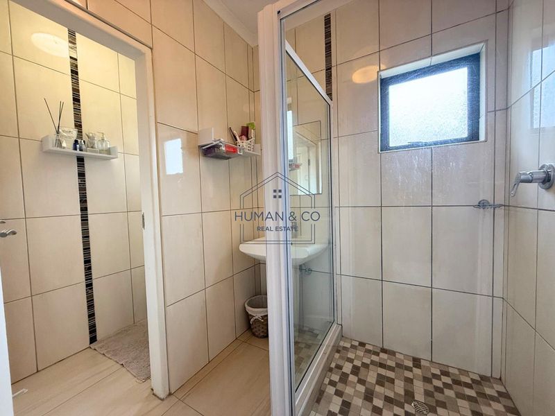 Modern Family Home in Fairway Estate - Photo 10