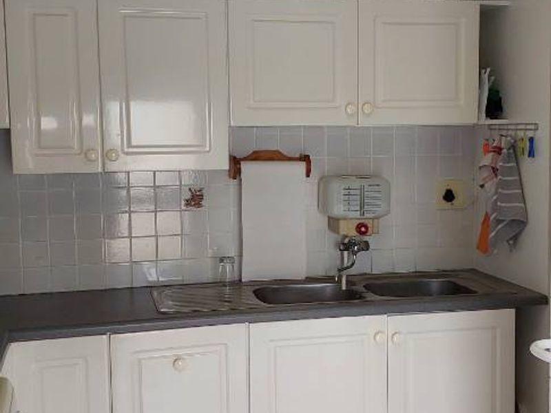 Excellent location close to beach and all amenities - Photo 7