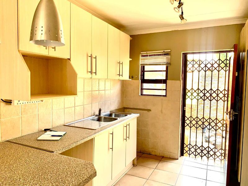 Beautiful, Fresh & Cozy Ground Floor Townhouse – Northern Bloemfontein - Photo 6