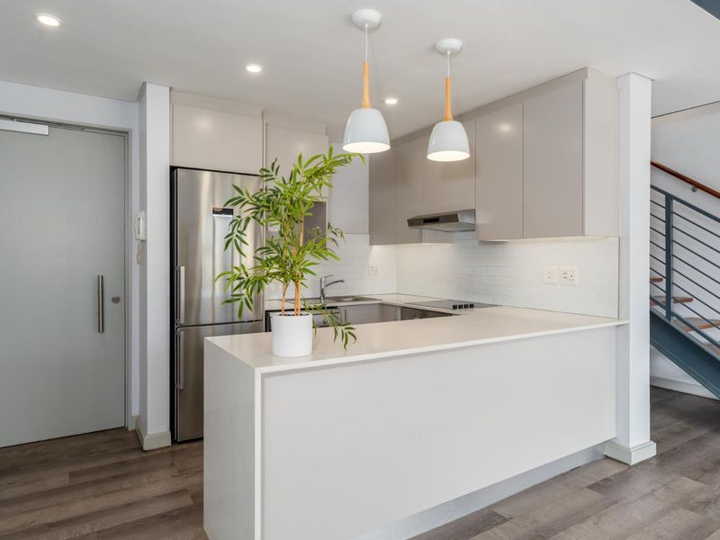 Loft apartment living at its finest 2 bedrooms 2 bathrooms panoramic mountain views plus 2 secure basement parking bays plus a lift. - Photo 7