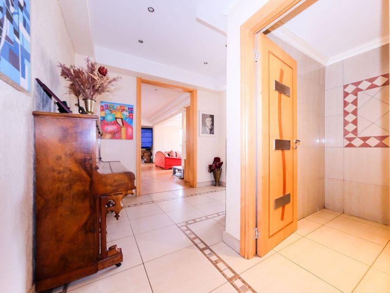 Perfect Penthouse in this Heritage Complex "Gleneagles" with Views! - Photo 4