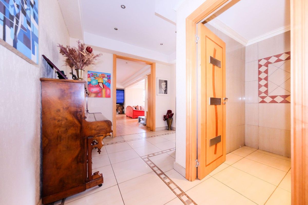 Perfect Penthouse in this Heritage Complex "Gleneagles" with Views! - Photo 4