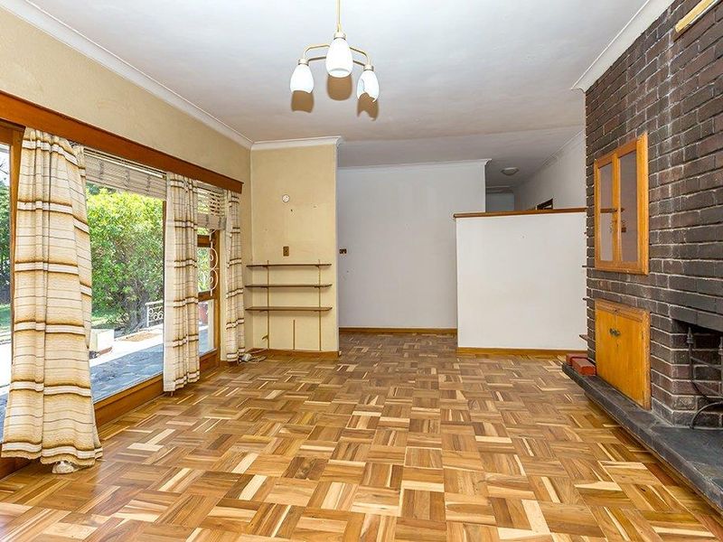 Three-Bedroom Family Home with Additional Accommodation and Garage On A Corner Plot - Photo 5