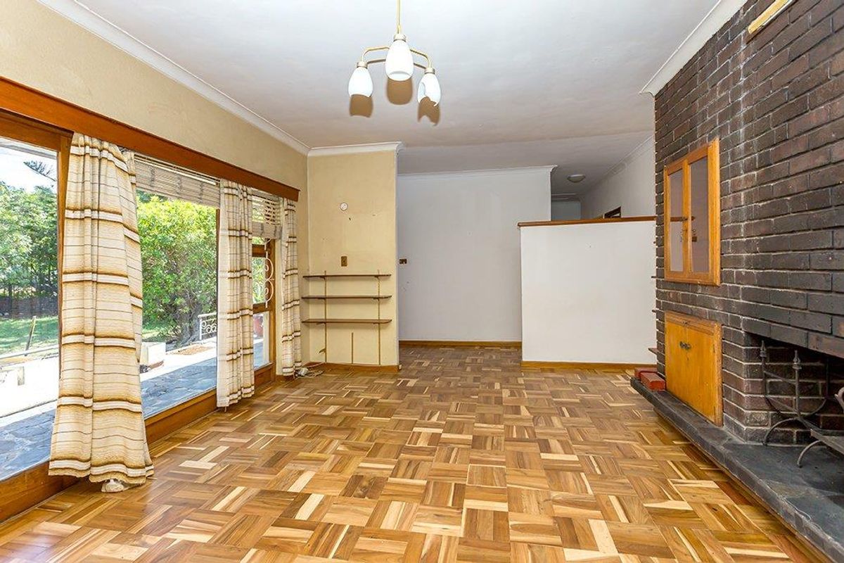 Three-Bedroom Family Home with Additional Accommodation and Garage On A Corner Plot - Photo 5