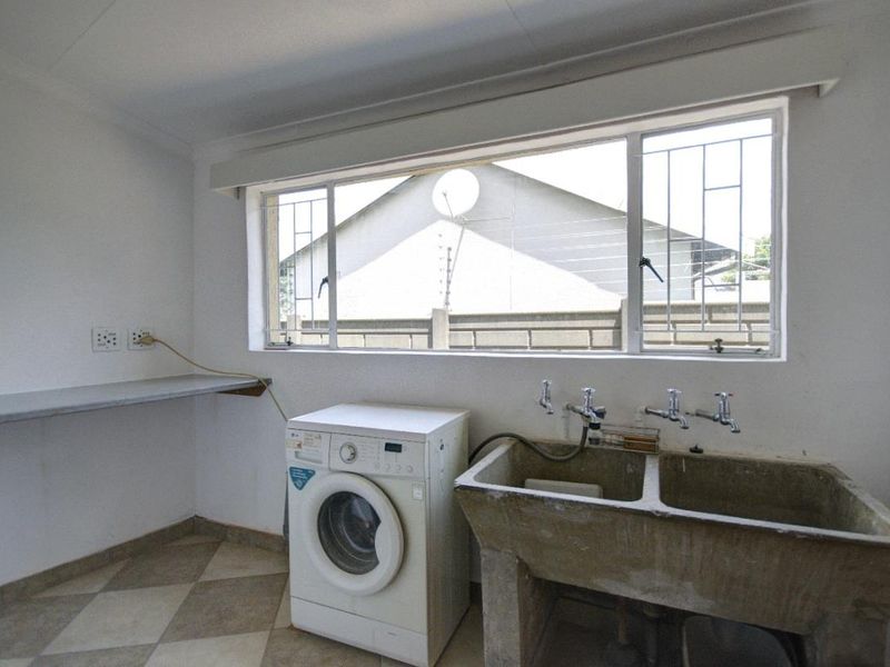 Outright bargain with cottage! - Photo 10