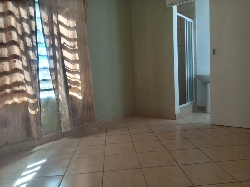 TWO BEDROOM TOWNHOUSE FOR SALE IN DAWN PARK - Photo 10