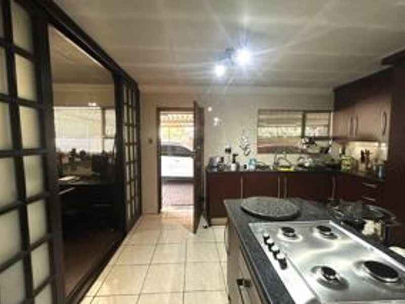 Spacious Three-Bedroom Home with Modern Amenities in Mayberry Park, Alberton - Photo 10