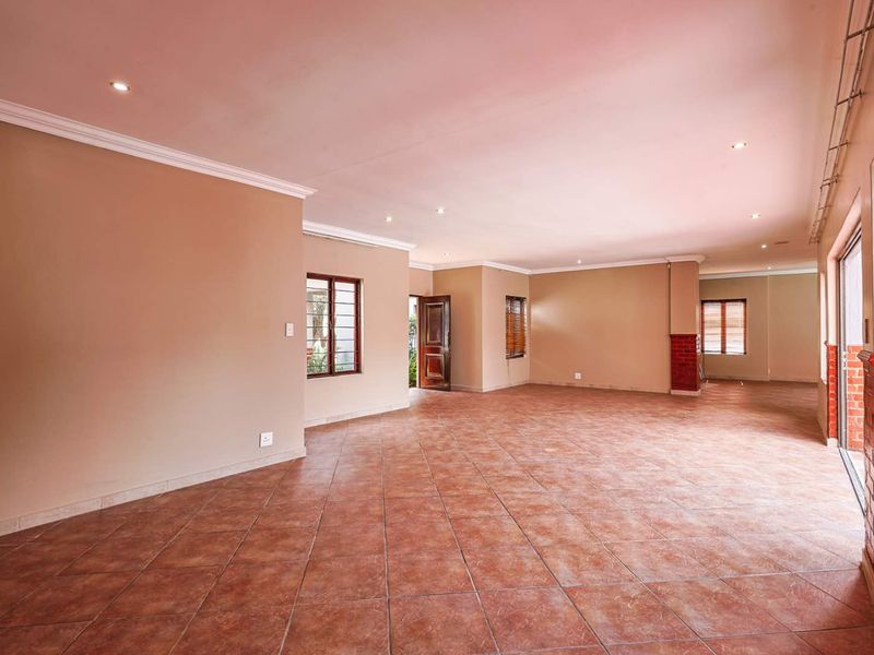 Spacious 4 Bedroom Family Home in Prestigious Security Estate - Photo 10