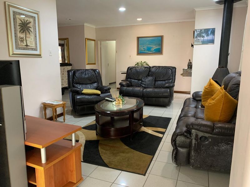 Four Bedroom House to Rent in Pinetown (Manors) - Photo 9