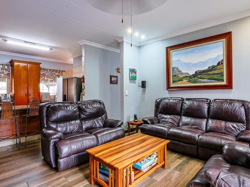 FOUR BEDROOM FAMILY HOME WITH TIMELESS CHARM IN MORELETA PARK - Photo 10