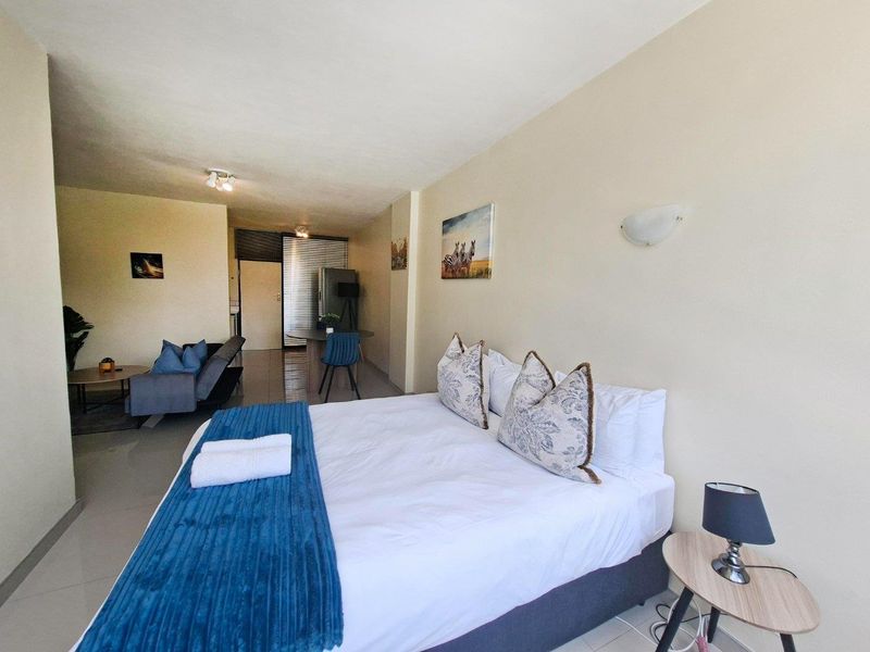 Bright and Spacious Fully Furnished Studio Apartment to Rent in Illovo Mews - Photo 10