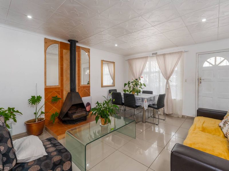 Warmth, Style, and Effortless Entertaining in the Heart of Strandfontein. - Photo 2