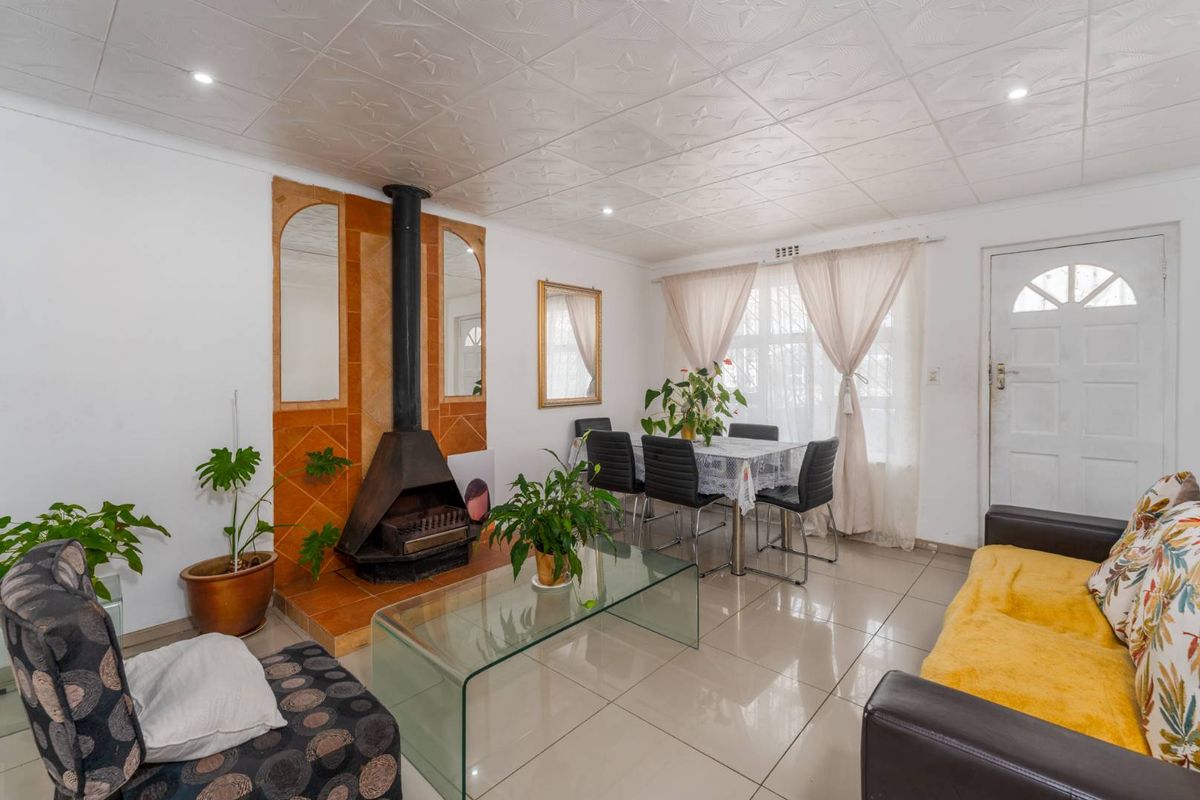 Warmth, Style, and Effortless Entertaining in the Heart of Strandfontein. - Photo 2