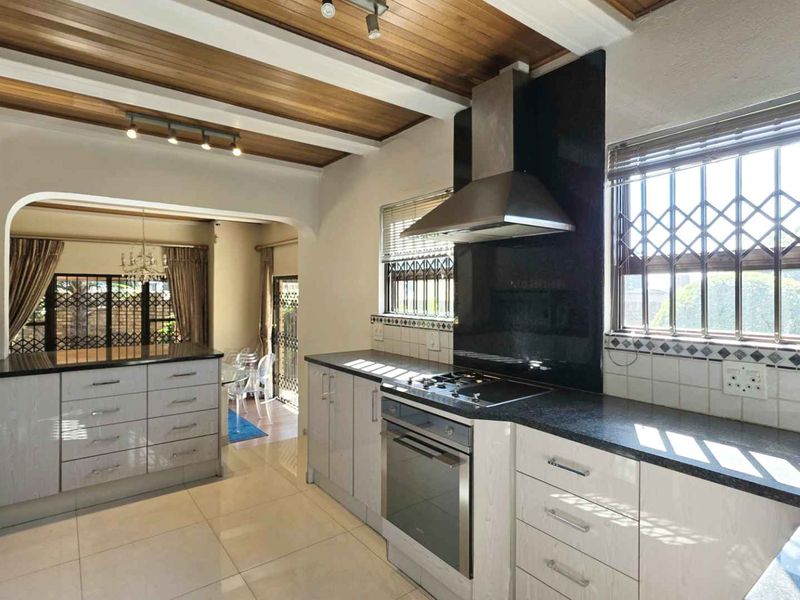 Large 3 Bedroom Sandton Townhouse with Large Garden and Sparkling Swimming Pool and  Full Separate “Cottage” - Photo 9