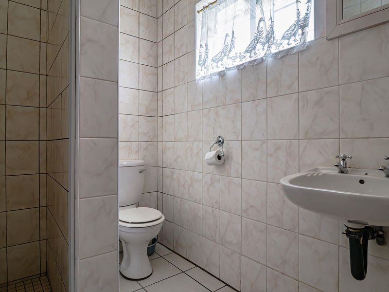 Spacious 9 Bedroom House (Guest House) in Muckleneuk - Photo 4