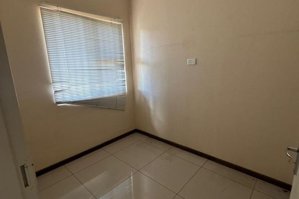 To Let: - Photo 3