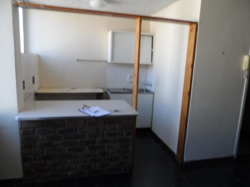 BACHELOR FLAT TO RENT IN ARCADIA - Photo 5