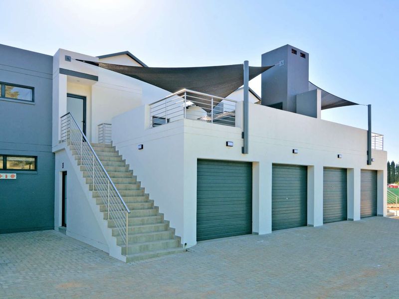 Pet-Friendly 2 Bedroom Home with Modern Kitchen & Yard - Photo 2