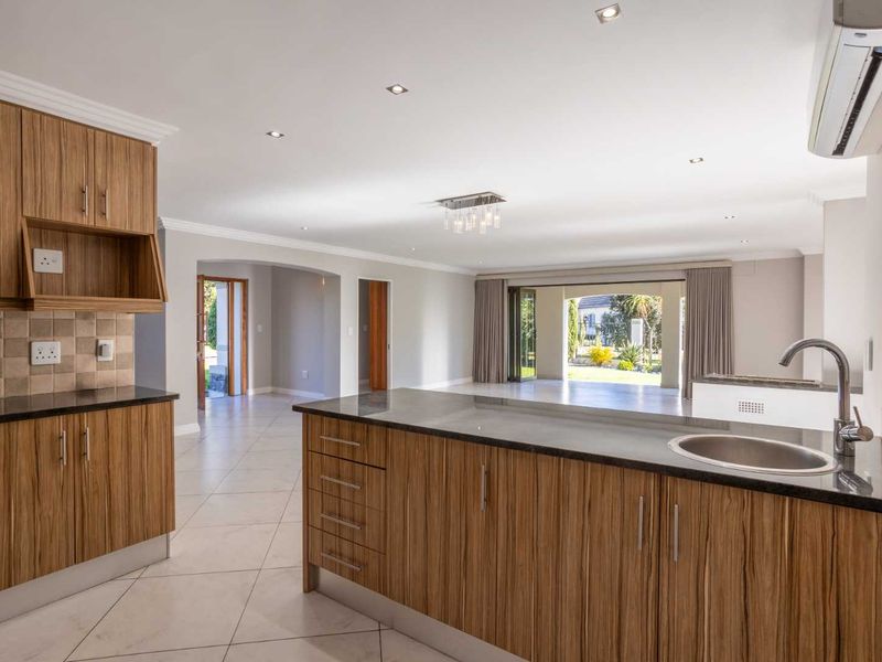 Elegant Three-Bedroom Family Home in a Peaceful Setting for Rent on Val de Vie Estate - Photo 5