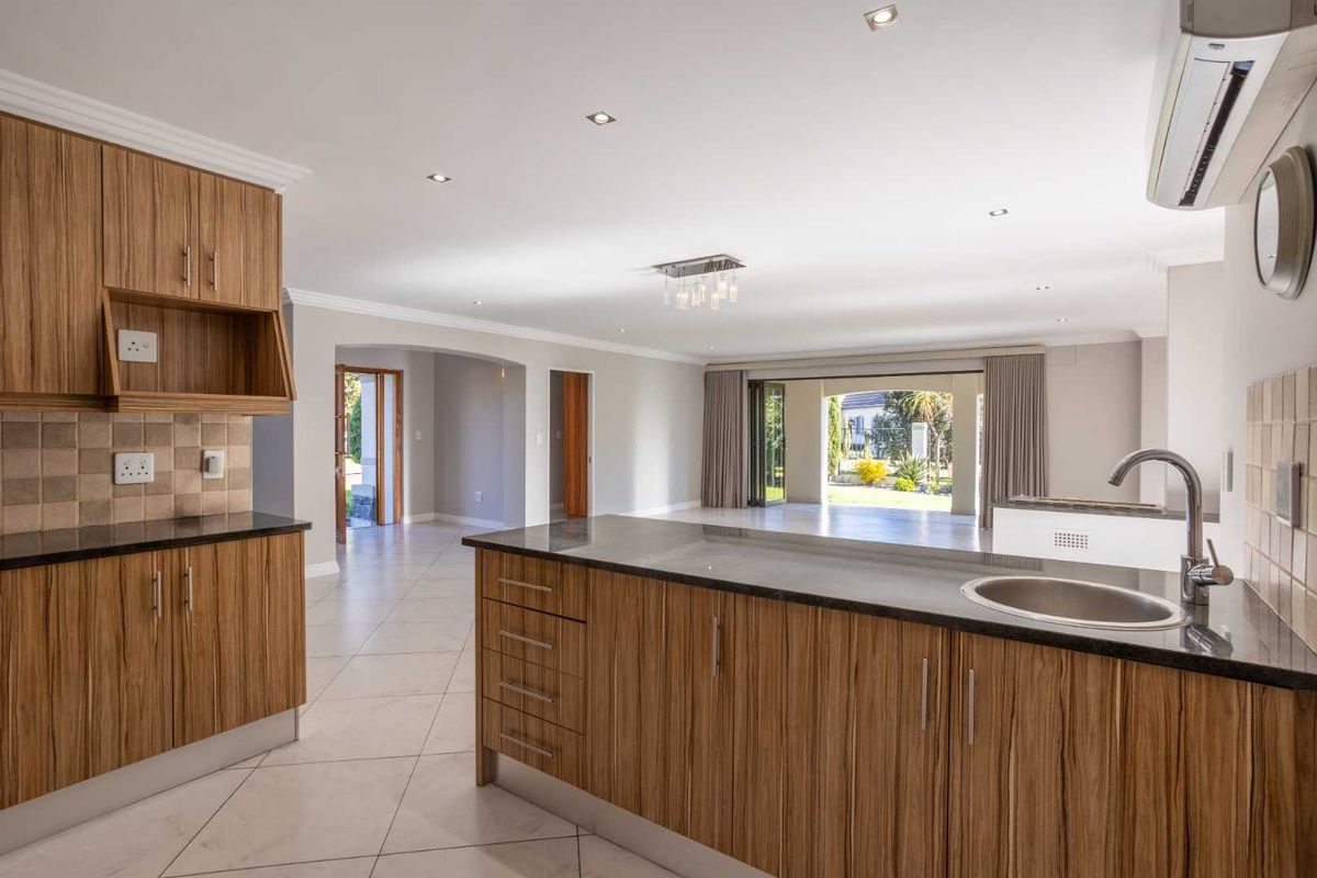 Elegant Three-Bedroom Family Home in a Peaceful Setting for Rent on Val de Vie Estate - Photo 5