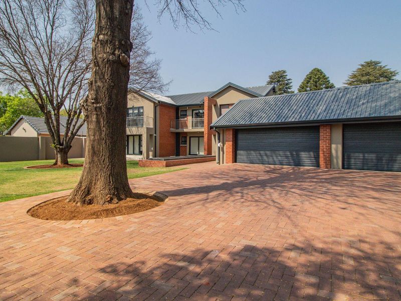 Sophisticated Family Oasis in Prestigious Lakefield! - Photo 5