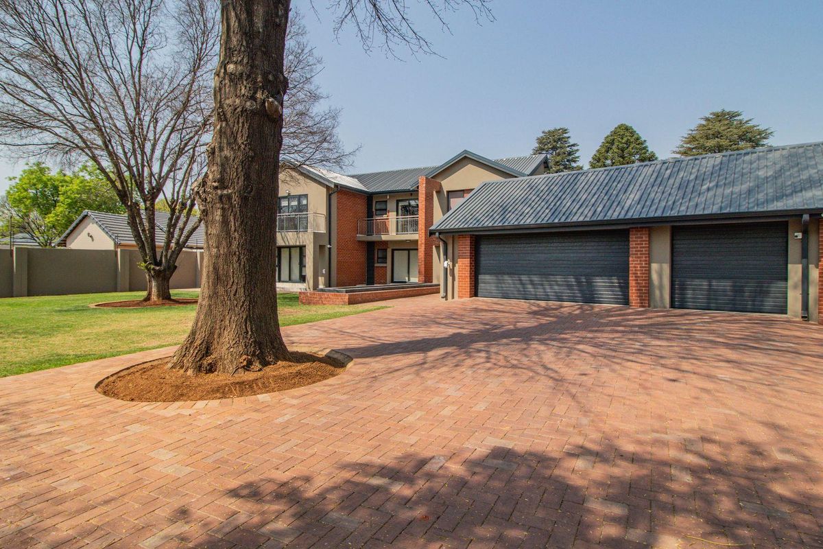 Sophisticated Family Oasis in Prestigious Lakefield! - Photo 5