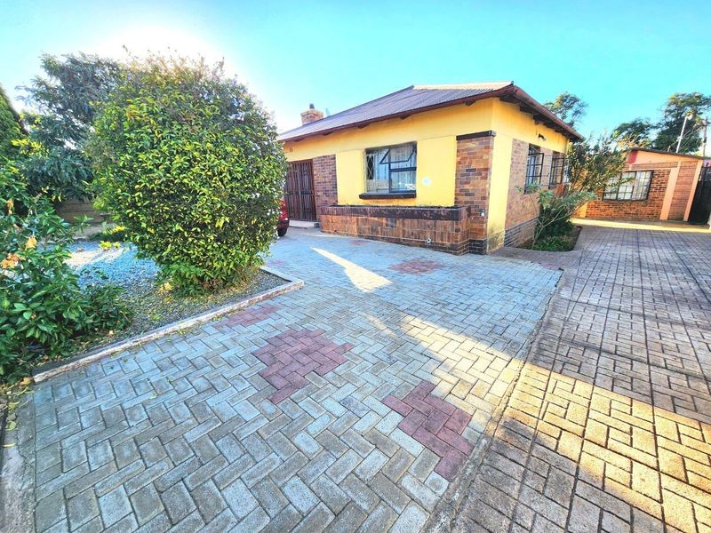 Spacious Home with Cottage and Excellent Investment Potential - Photo 10