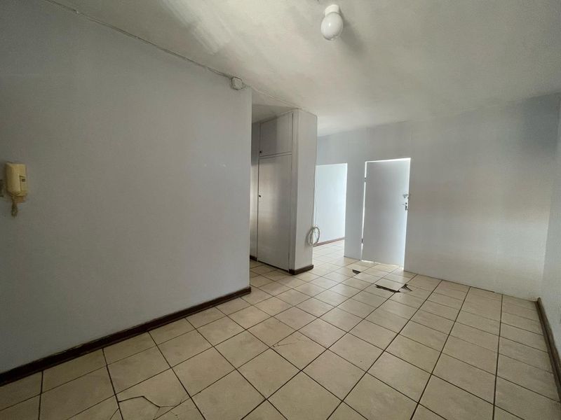 Charming 2.5 Bedroom Apartment in a Secure Complex - Photo 4