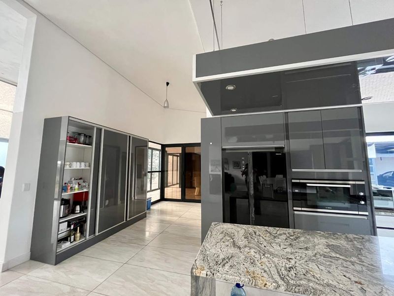 🏡 Modern 5-Bedroom Family Home with Pool in Aus View - Photo 10