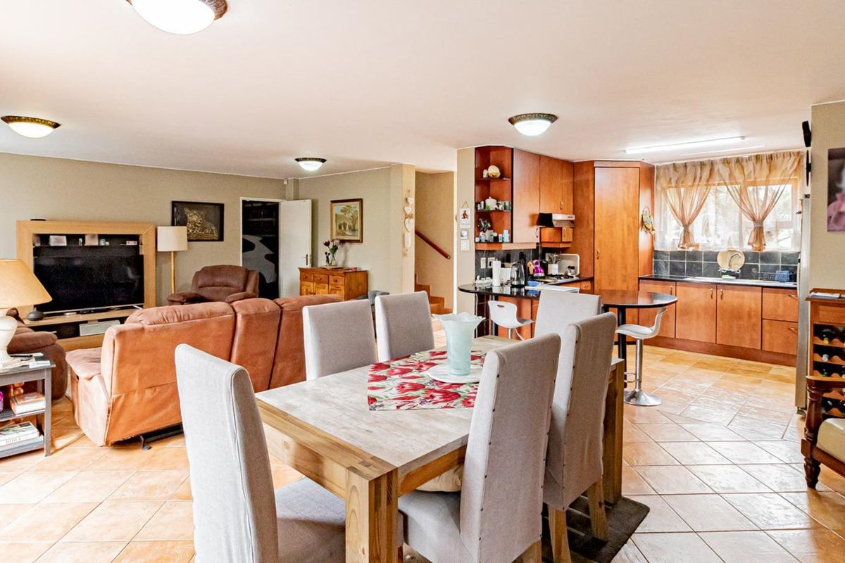 Elegant Secure Living in Bartlett - Photo 5