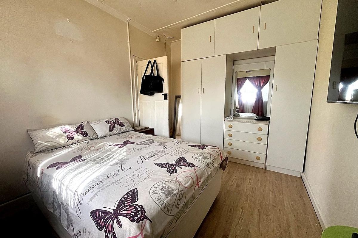 Two Bedroom Freestanding House - Photo 5