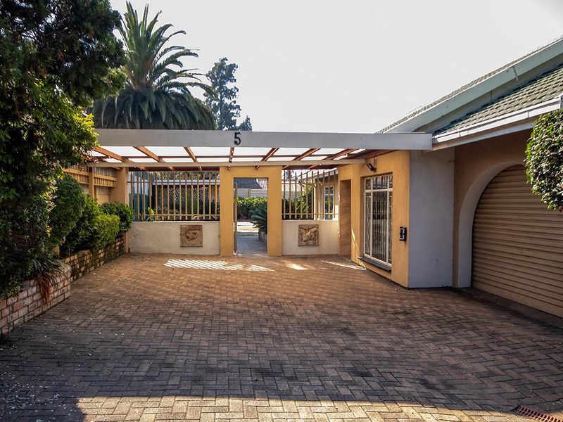 3 Bedroom Brackendowns Family Home, move-in ready! - Photo 3