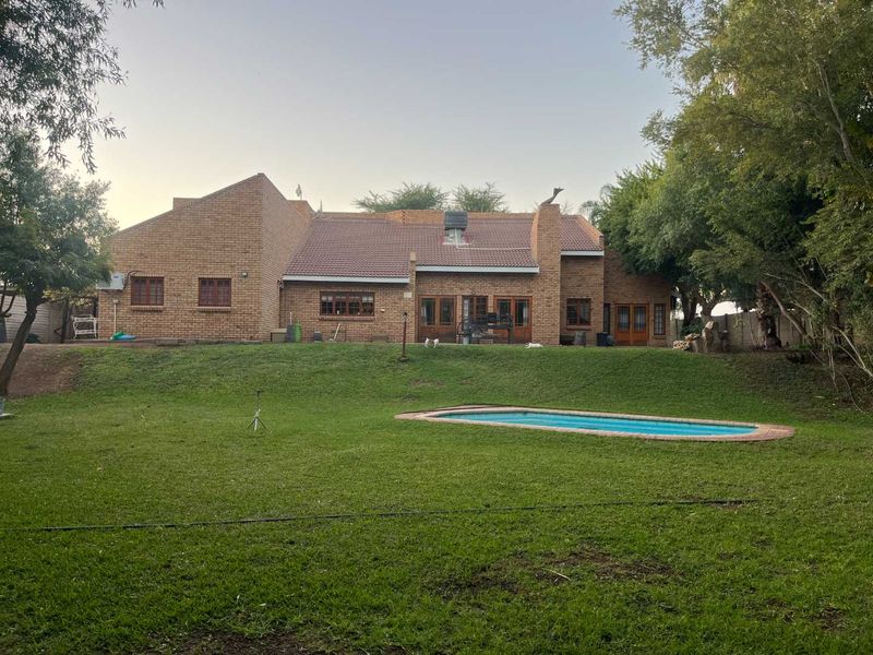 Sturdy, Low-Maintenance Family Home in an Extremely Popular Area - Photo 2