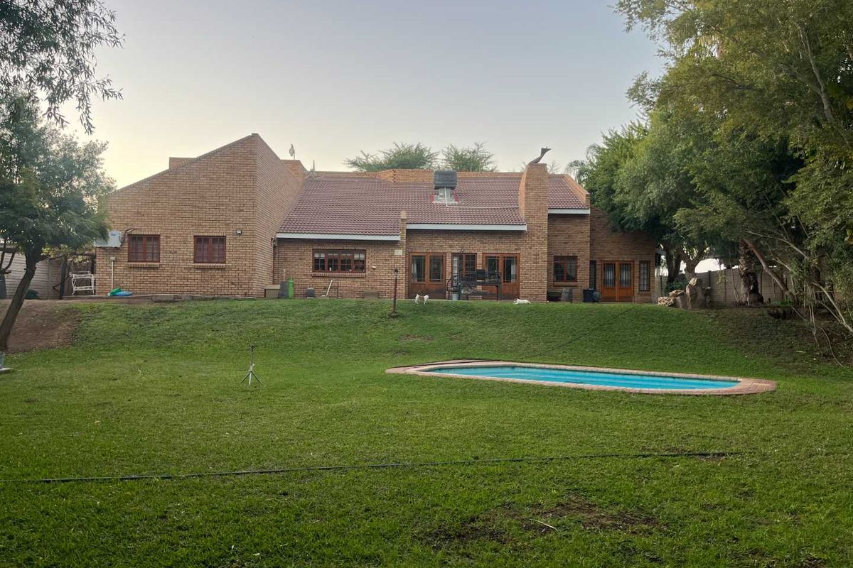 Sturdy, Low-Maintenance Family Home in an Extremely Popular Area - Photo 2