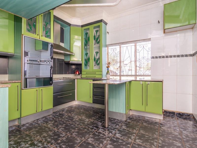 Spacious 4-Bedroom Family Home with Extensive Outbuildings and Modern Amenities - Photo 4